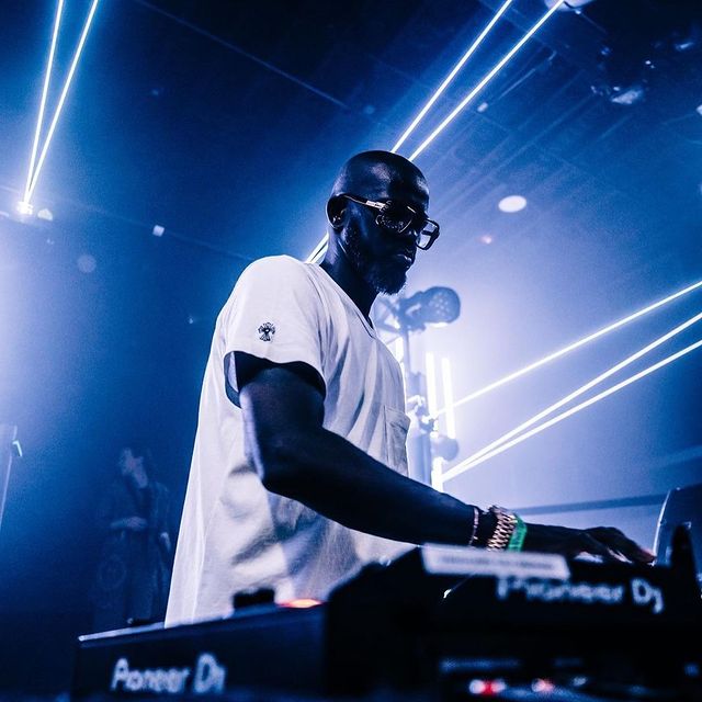 dj on a party